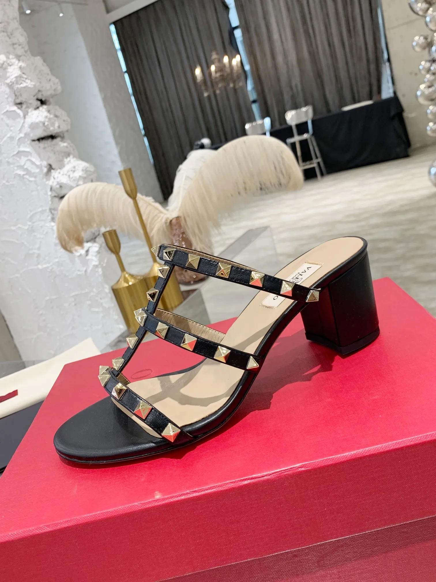 👟👟Ex-factory price 440👟👟 Women's shoes Women's clothing Women's shoes Women's clothing Women's shoes Women's clothing Warren thick heel sandals) VT rivet series is definitely a classic! Since the launch of the Rockstud Collection series, it has become one of the important iconic elements of Valentino! Domineering rivets are a must-have item in every woman’s shoe wardrobe! Created from the original, perfectly reproduced! Heel height: 6 cm, flat bottom, size 34-42, leather outsole